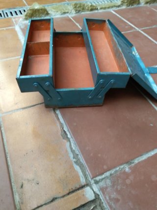 Caja de herramientas metálica azul antigua
