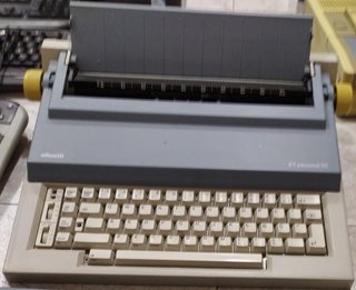 Máquina de escribir Olivetti ET Personal 55