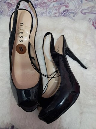 Zapatos Guess charol negros con plataforma y tacon