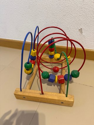 Juguete de madera con cuentas