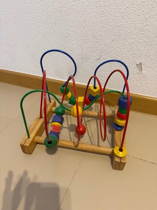 Juguete de madera con cuentas