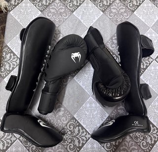 Protecciones Boxeo Venum: Guantes y Espinilleras