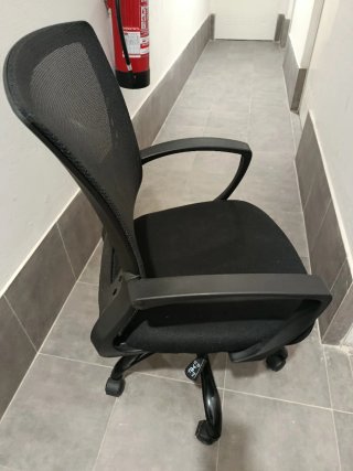 Silla de oficina ergonómica negra