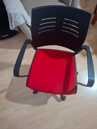 Silla giratoria negra y roja