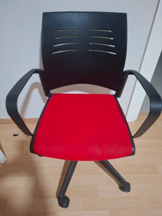 Silla giratoria negra y roja