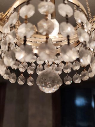 Lámpara de araña dorada y cristal