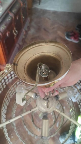 Lámpara de araña dorada y cristal