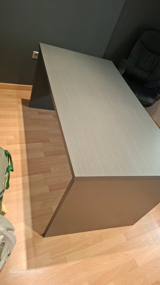 Escritorio gris/marrón sin usar