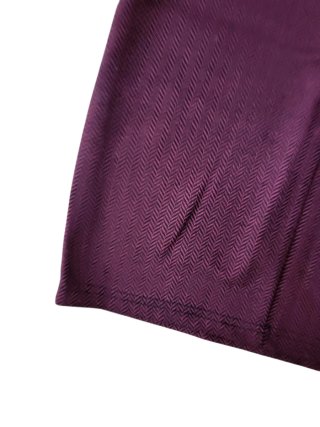 Falda bordeau con textura espiga