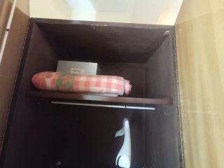 Armario de madera marrón y beige