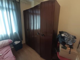 Armario de madera marrón y beige