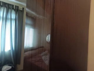 Armario de madera marrón y beige