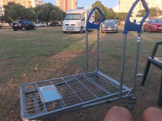Carro de carga robusto. Las 4 ruedas son giratoria