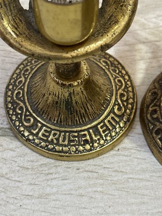 Candelabros de metal dorados
