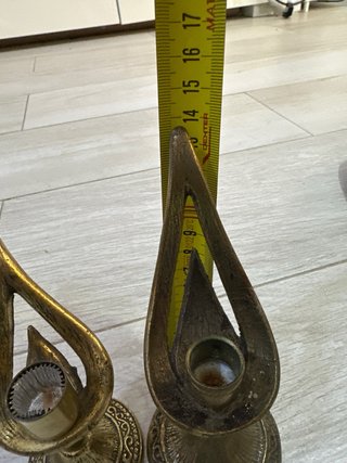 Candelabros de metal dorados
