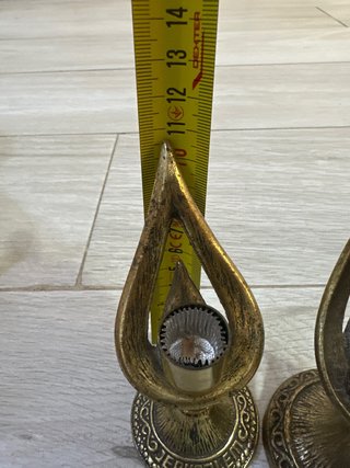 Candelabros de metal dorados