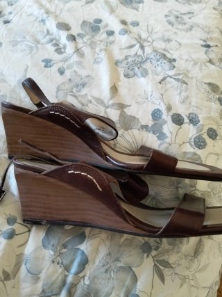 Sandalias de cuña marrones