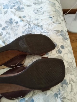 Sandalias de cuña marrones