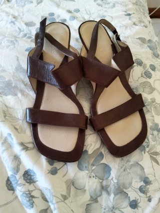 Sandalias de cuña marrones