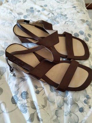 Sandalias de cuña marrones