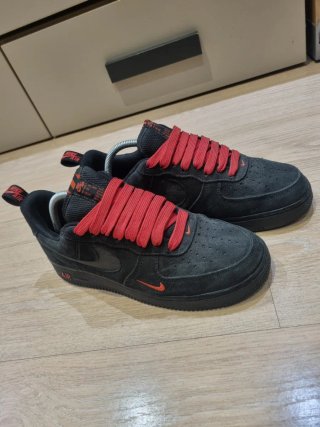 Nike Air Force 1 Negras con Cordones Rojos