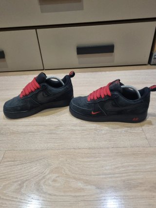 Nike Air Force 1 Negras con Cordones Rojos