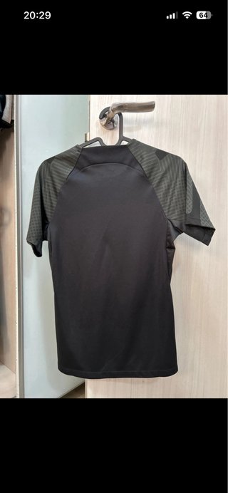 Camiseta Nike Negra y Verde Oliva.