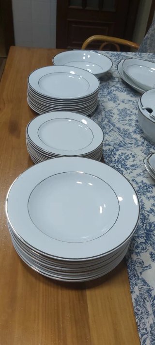 Vajilla porcelana blanca con borde dorado