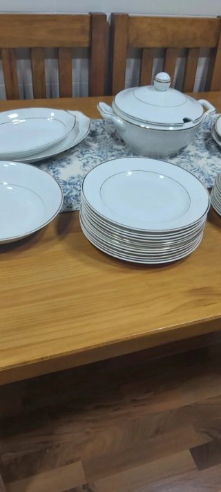 Vajilla porcelana blanca con borde dorado