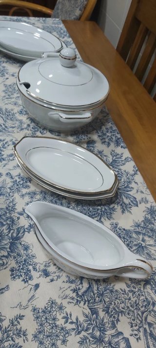 Vajilla porcelana blanca con borde dorado