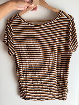 Camiseta de rayas marrón y blanco