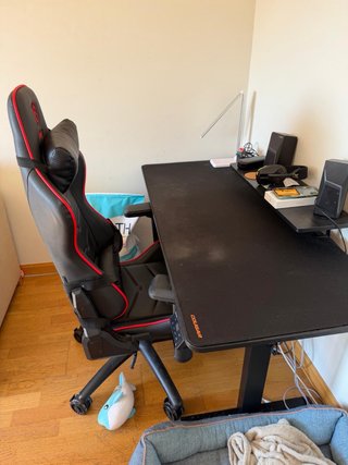 Escritorio Gaming Negro marca Cougar, elevable