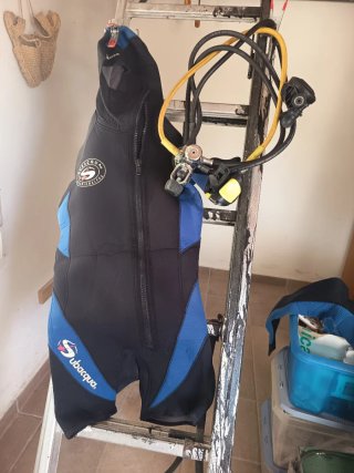 Regulador de buceo y traje de neopreno