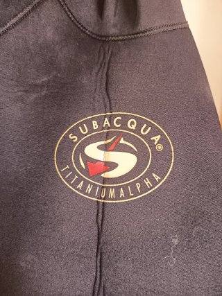 Regulador de buceo y traje de neopreno
