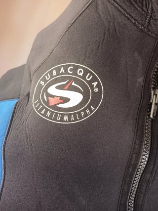 Regulador de buceo y traje de neopreno