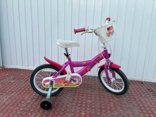 Bicicleta infantil morada con ruedines