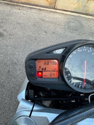 Suzuki GSR600 Naked Plata