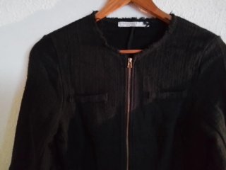 Chaqueta negra,  recta, cremallera, combinable.
