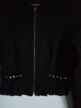 Chaqueta negra,  recta, cremallera, combinable.