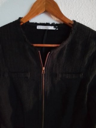 Chaqueta negra,  recta, cremallera, combinable.