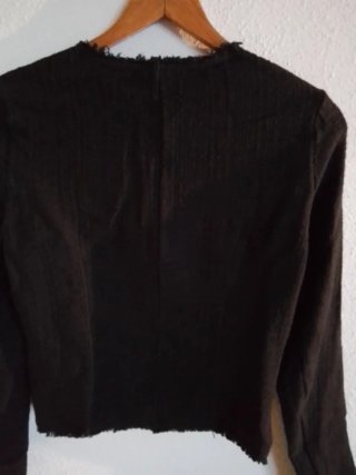 Chaqueta negra,  recta, cremallera, combinable.