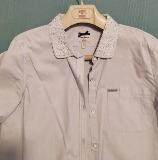 Camisa Pepe Jeans azul claro con cuello adornado
