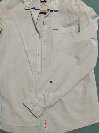 Camisa Pepe Jeans azul claro con cuello adornado