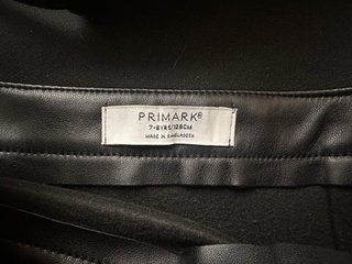 Falda negra efecto piel Primark