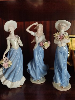 3 Figuras Porcelana Mujer Vestido Azul