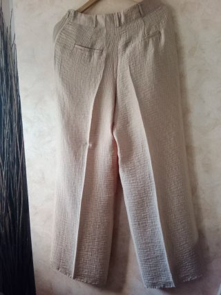 Pantalón con textura color cámel dorado oscuro