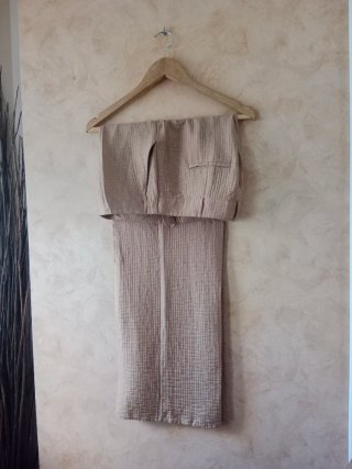 Pantalón con textura color cámel dorado oscuro