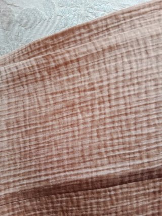 Pantalón con textura color cámel dorado oscuro