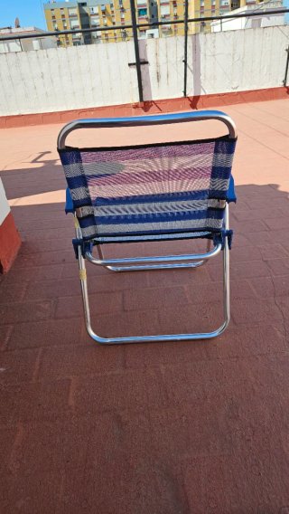 Silla de playa plegable azul y plateada
