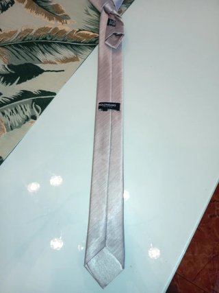 Corbata rosa violáceo
